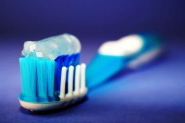 Clientes relatam reações após uso de pasta Colgate; empresa mudou fórmula, mas alega segurança