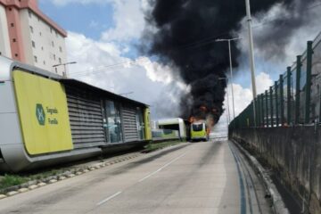 Ônibus pega fogo em avenida movimentada de BH e mobiliza bombeiros