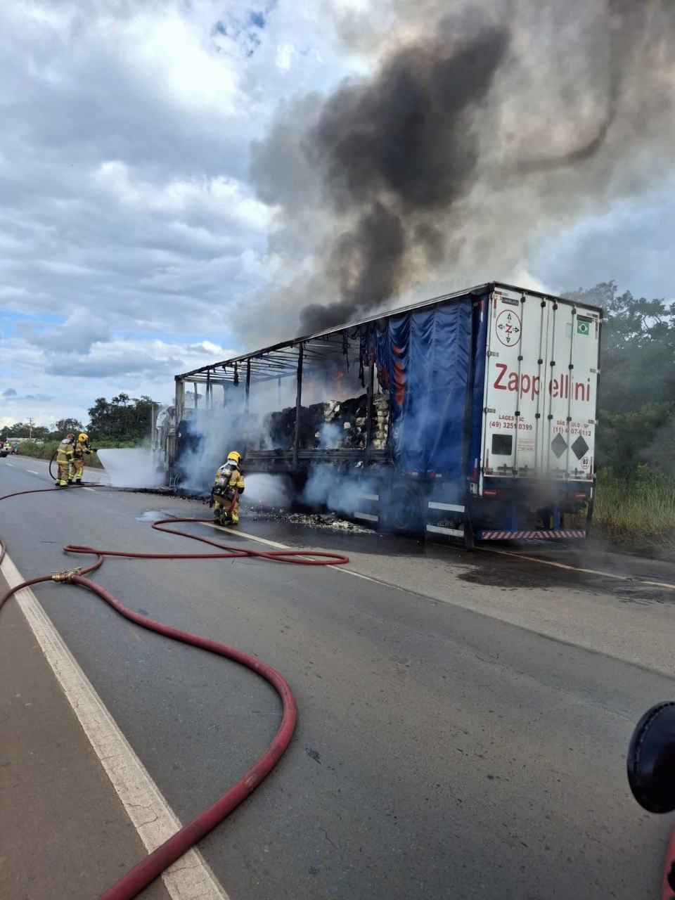 Caminhão carregado com trigo pega fogo na BR-040 e causa congestionamento