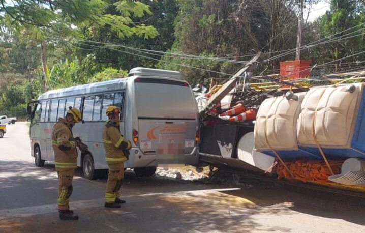 Colisão entre caminhão e ônibus deixa dez feridos em Santo Antônio do Leite, distrito de Ouro Preto
