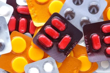Medicamentos têm reajuste máximo de 5,06%; regra vale a partir desta segunda-feira (31)