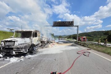 Carreta carregada com suplemento para gado pega fogo na BR-262, em Pará de Minas