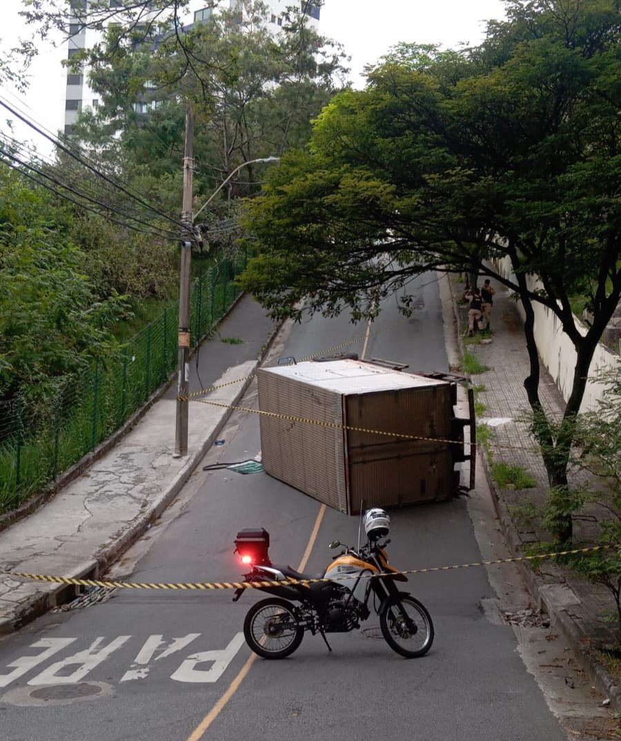 Motorista fica ferido após caminhão carregado de feijão tombar em BH