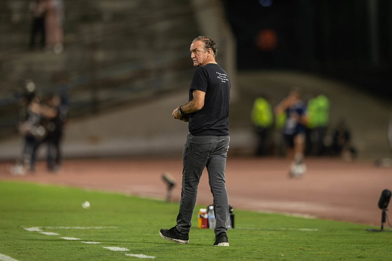 “O investimento é questionável”, diz Cuca sobre o elenco após empate do Atlético contra o Caracas