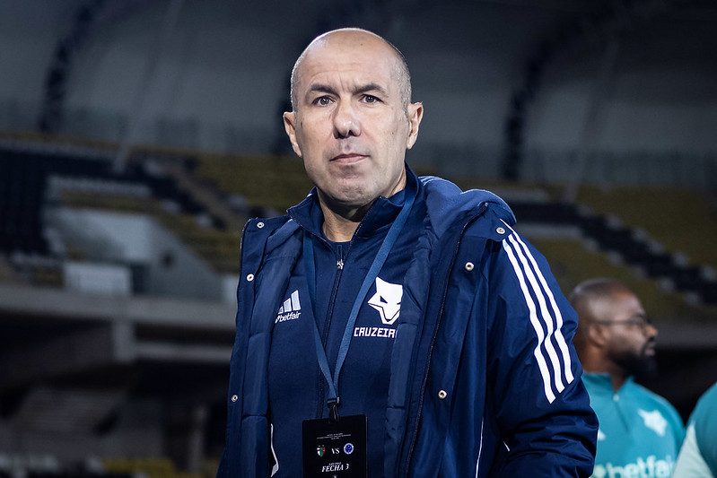 “Nos sentimos envergonhados”, diz Leonardo Jardim após derrota do Cruzeiro e vexame na Sula