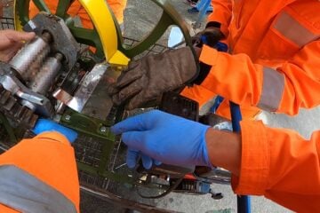 Bombeiros socorrem homem com a mão presa a moedor de cana
