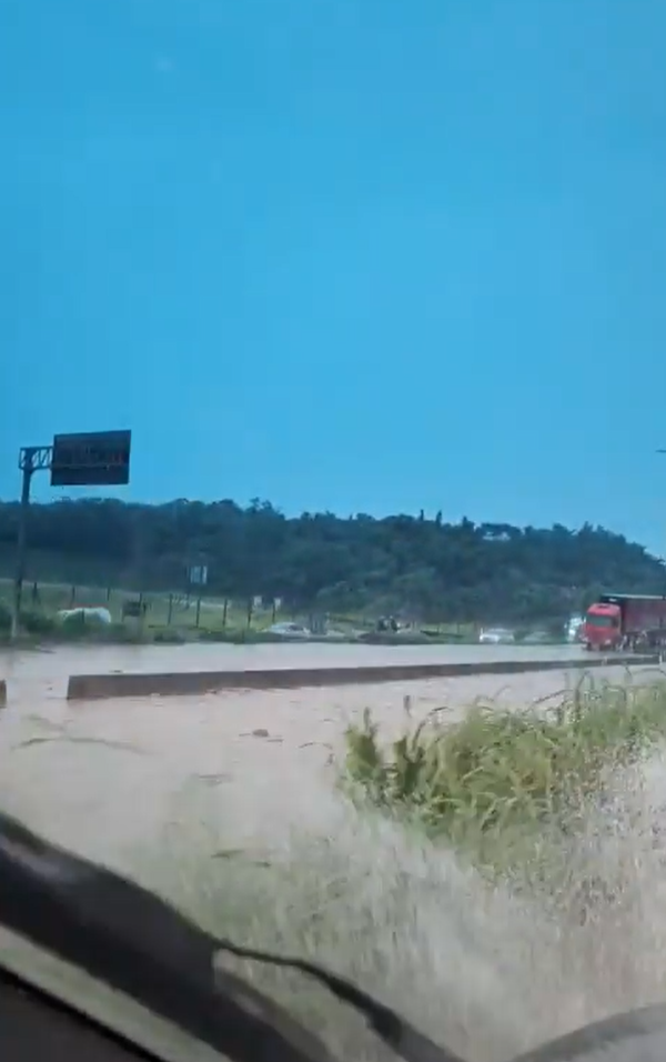 Anel Rodoviário registra pontos de alagamento durante forte chuva em BH