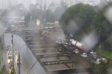 Chuva trava trânsito em Belo Horizonte na manhã desta quarta-feira