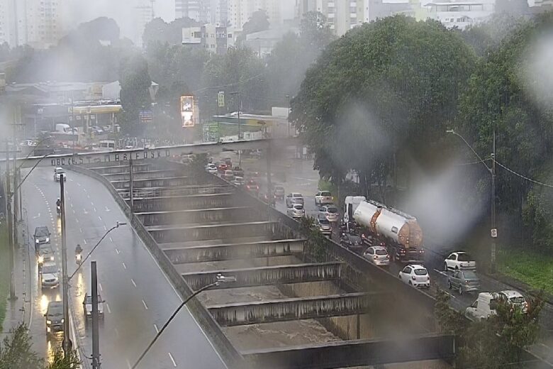 Chuva trava trânsito em Belo Horizonte na manhã desta quarta-feira