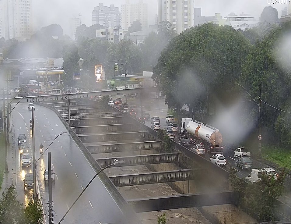 Chuva trava trânsito em Belo Horizonte na manhã desta quarta-feira