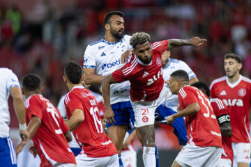 Com expulsão precoce, Cruzeiro perde de 3 a 0 no Beira-Rio