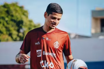 Valério anuncia a contratação de zagueiro Sandoval