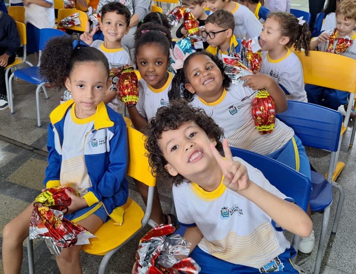 Prefeitura de São Gonçalo do Rio Abaixo distribui ovos de Páscoa para alunos da rede municipal e Apae