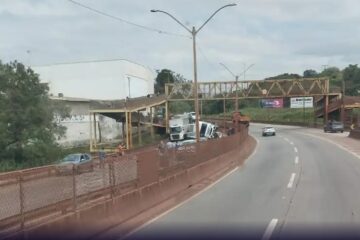 Engavetamentos interditam BR-381 nos dois sentidos na Região Metropolitana de BH na véspera do feriado