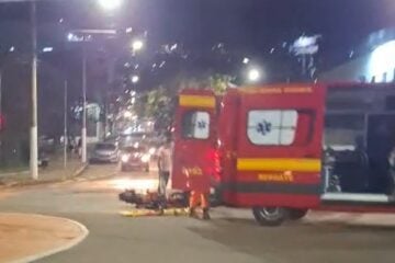 Duas pessoas ficam feridas em colisão entre moto e carro no Centro de Itabira
