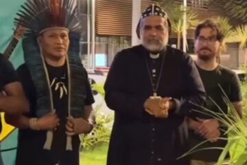 Padre Kelmon faz oração do lado de fora de hospital onde Bolsonaro está internado em Brasília