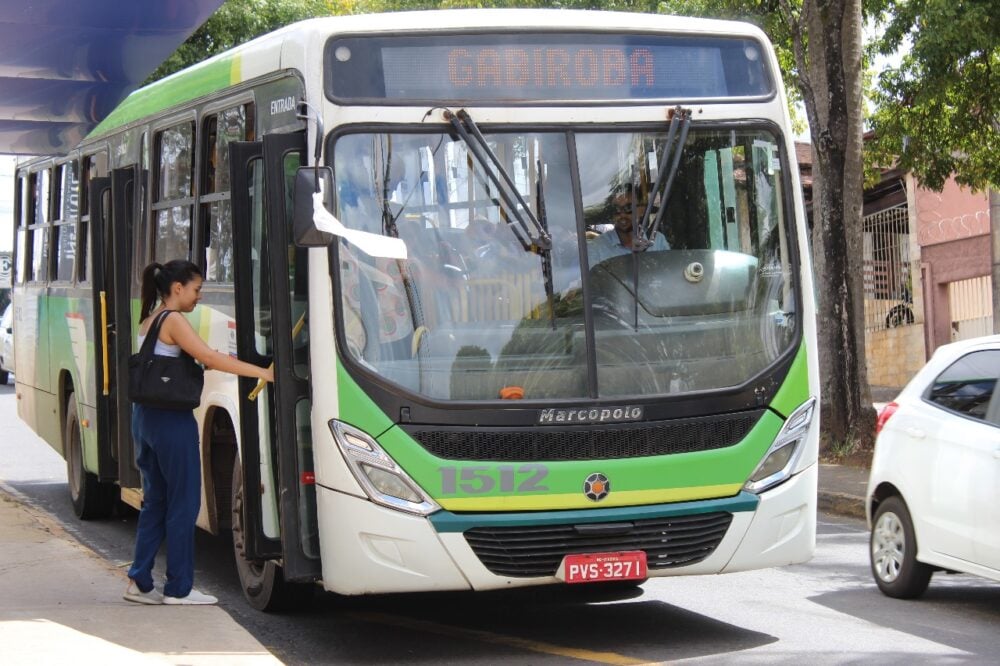 Itabira: motoristas protestam por paz com panos brancos amarrados nos retrovisores dos ônibus