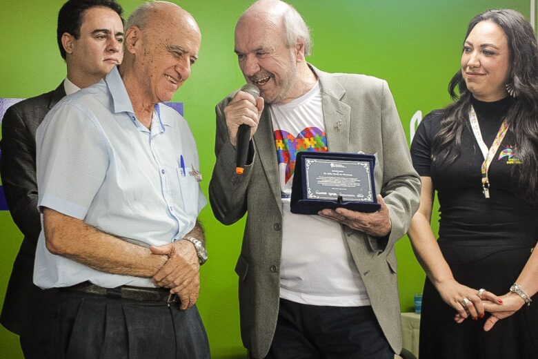 “Ser feliz e deixar as pessoas felizes”: Dr. Júlio Tércio é homenageado durante o I Seminário Funcesi Azul