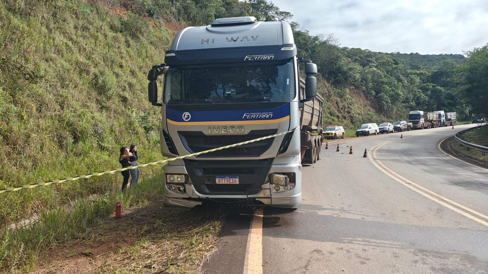 Motociclista morre após ser atropelado por carreta na estrada do Forninho, que liga Itabira a João Monlevade