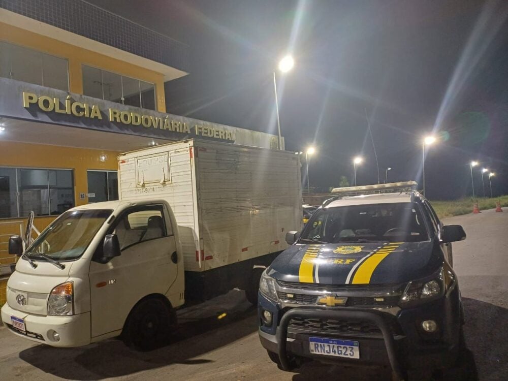 Carro furtado em BH é recuperado na BR-381, em Nova Era; condutor é preso pela PRF