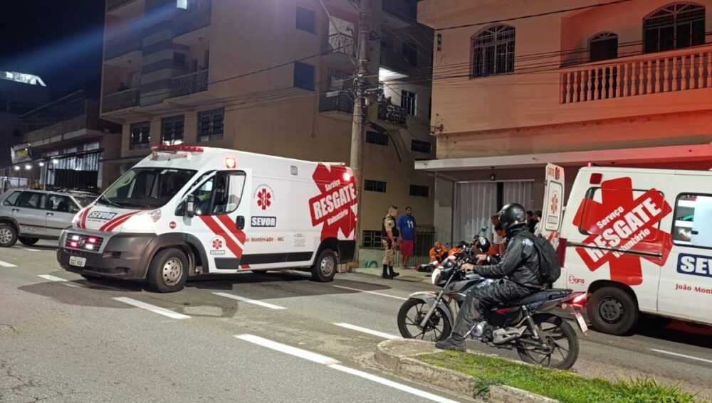 Colisão entre carro e moto deixa dois jovens feridos em João Monlevade