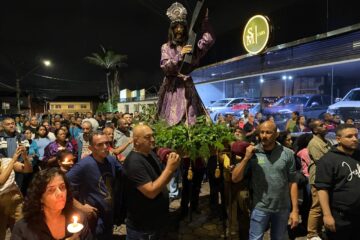 Católicos participam da procissão do Senhor dos Passos em Itabira