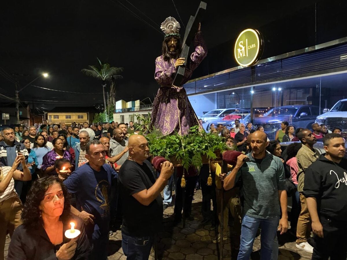 Católicos participam da procissão do Senhor dos Passos em Itabira