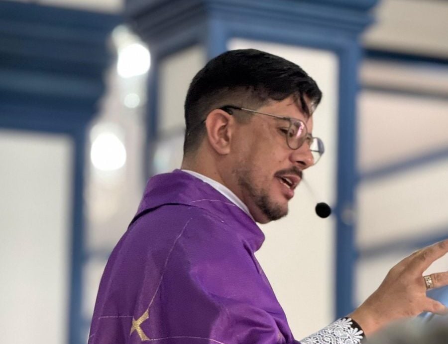 Padre Anderson comanda edição especial do ‘Abraço do Pai’ na Semana Santa pela Caraça FM