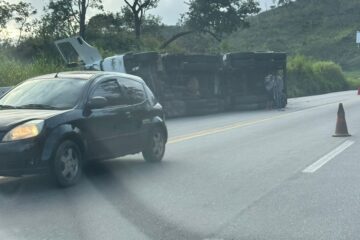 Carreta tomba na BR-381 e causa engarrafamento nos dois sentidos da via