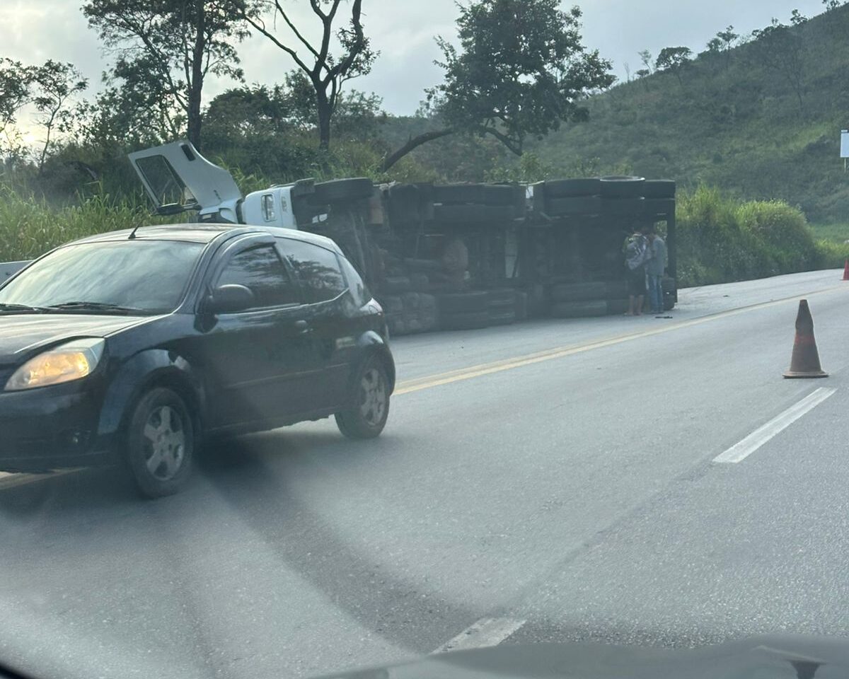 Carreta tomba na BR-381 e causa engarrafamento nos dois sentidos da via
