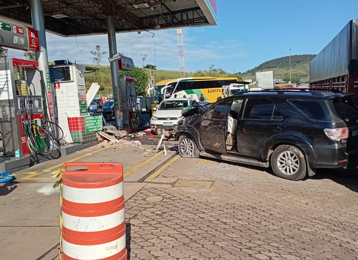 Acidente em posto de combustível deixa sete feridos na BR-381, em João Monlevade