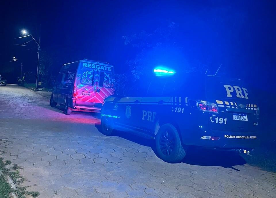 Carro cai de viaduto na BR-381 em Nova Era e deixa mulher ferida