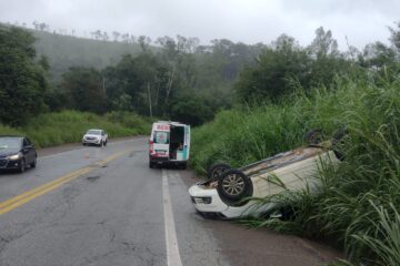 Susto na BR-381: motorista perde controle e carro capota com três crianças a bordo
