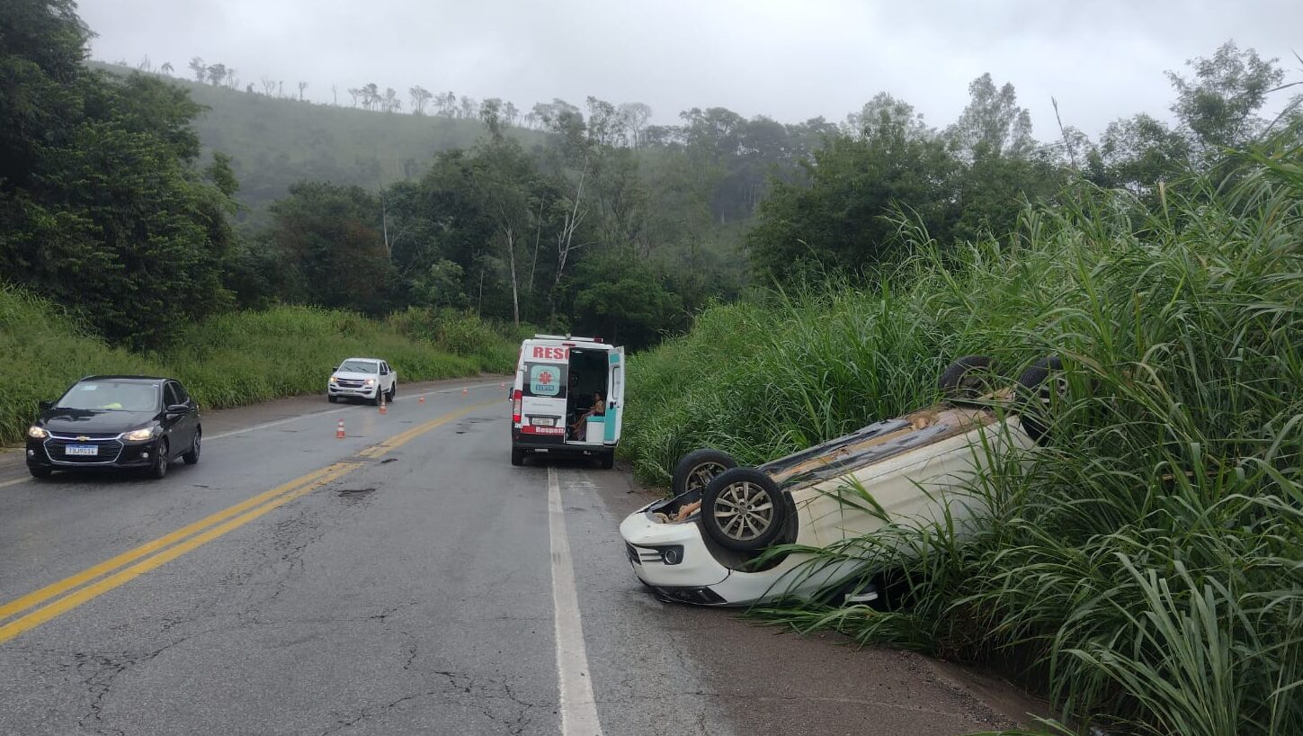 Susto na BR-381: motorista perde controle e carro capota com três crianças a bordo