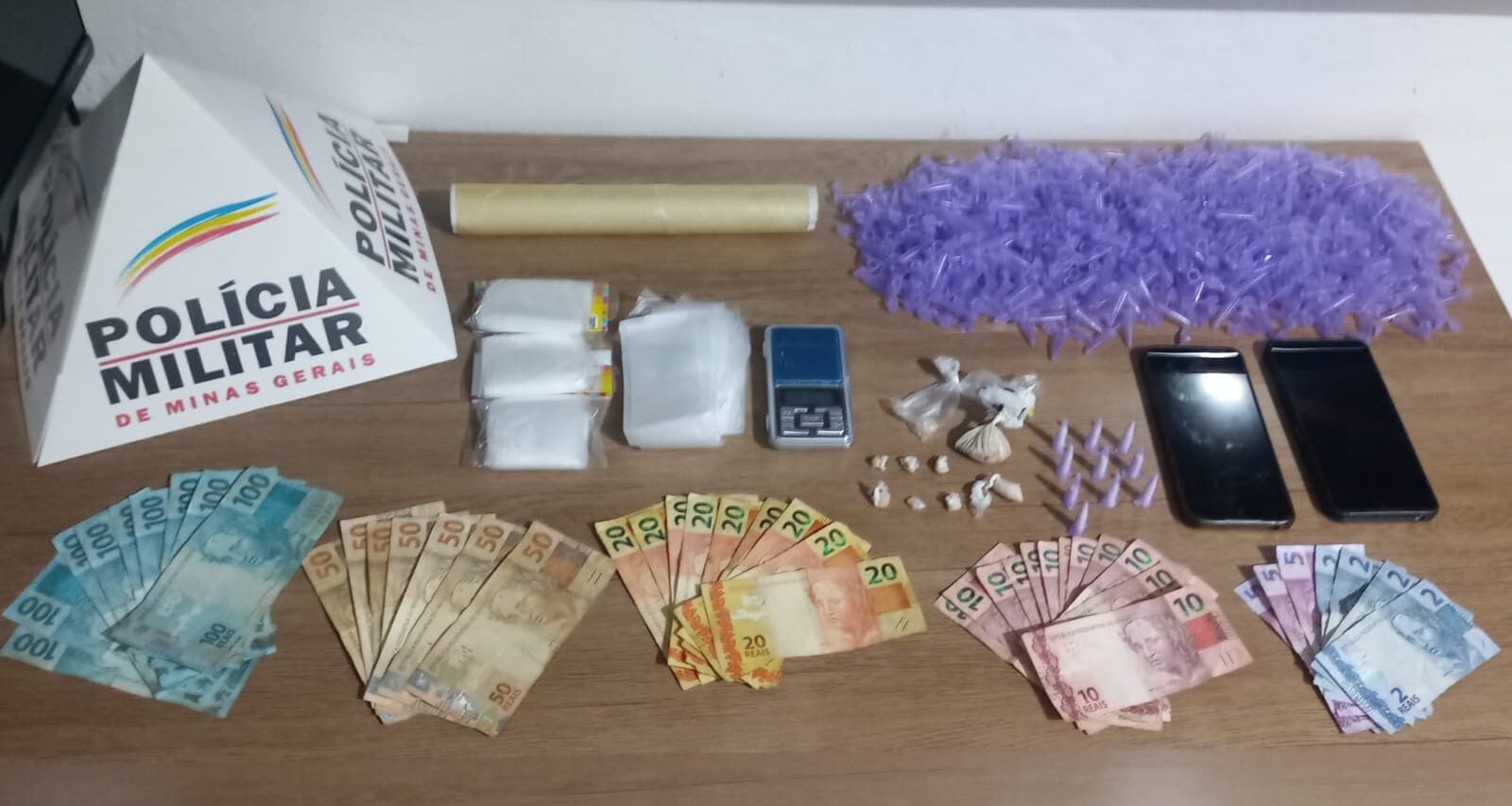 Itabira: polícia prende mulher e apreende adolescentes por tráfico no bairro Santa Ruth