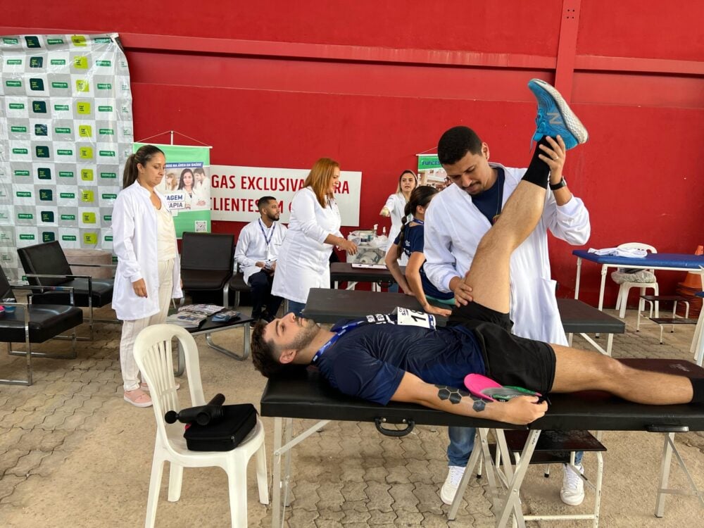 Estudantes da Funcesi garantem cuidado especializado aos competidores da Corrida DeFato Saúde