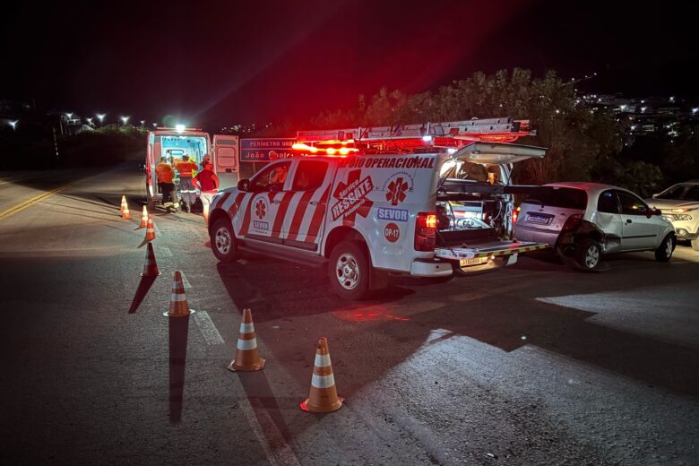 Motociclista fica ferido após colisão com carro na BR-381, em João Monlevade