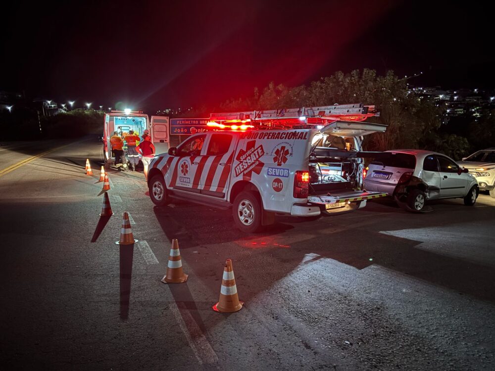 Motociclista fica ferido após colisão com carro na BR-381, em João Monlevade