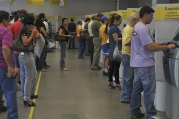 Bancos funcionam nesta segunda-feira e fecham no feriado de Tiradentes, na terça-feira