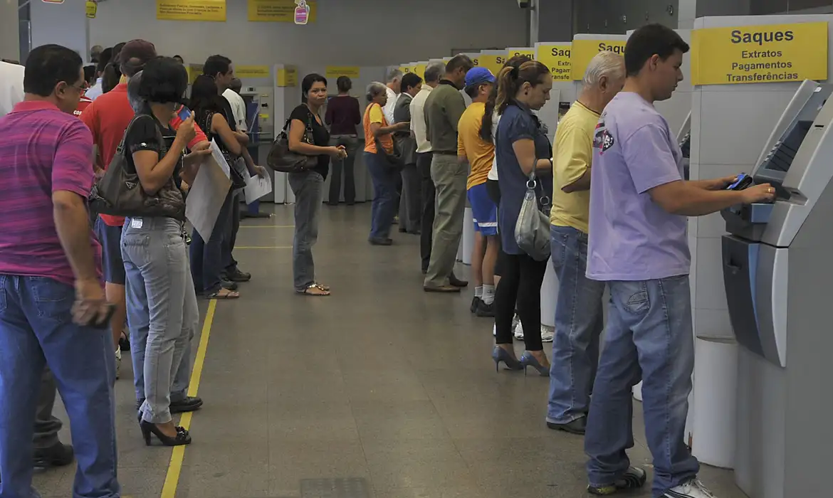 Bancos funcionam nesta segunda-feira e fecham no feriado de Tiradentes, na terça-feira
