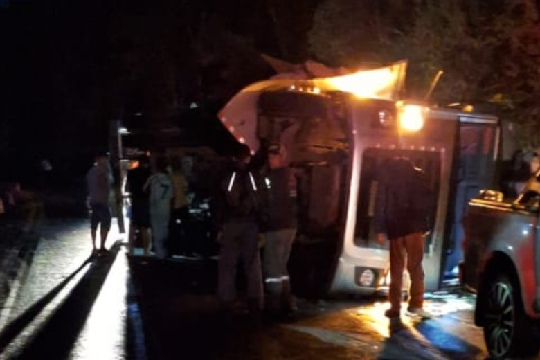 Acidente com carreta na BR-381 deixa mulher em estado grave em João Monlevade