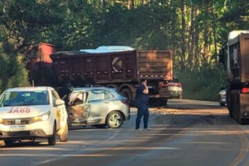 Acidente entre carro e carreta interdita BR-356 em Itabirito nesta terça-feira