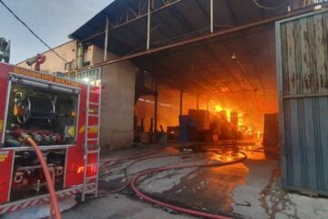 Incêndio de grandes proporções atinge fábrica de compensados em Ipatinga