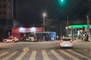Dois ônibus colidem e um deles invade loja de tintas no bairro Floresta, em BH