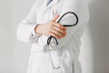 Jovem que sofreu quatro transplantes é zombada por alunas de medicina do Instituto do Coração em São Paulo
