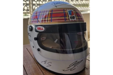 Schumacher assina capacete com ajuda da esposa em rara homenagem na F1