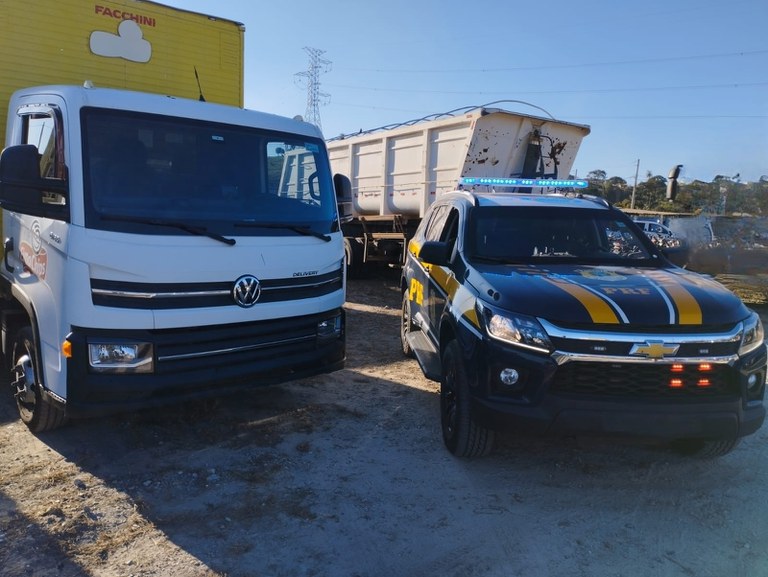 PRF recupera caminhão roubado em Betim após motorista ser sequestrado e abandonado em rodovia