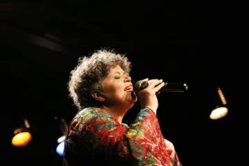 Cantora itabirana Ana Cristina celebra trajetória com lançamento do álbum 'Entrecordas'