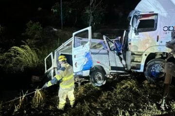 Acidente entre van e carreta deixa 9 mortos e 10 feridos na BR-251, em Minas