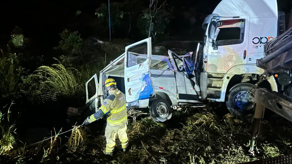 Acidente entre van e carreta deixa 9 mortos e 10 feridos na BR-251, em Minas